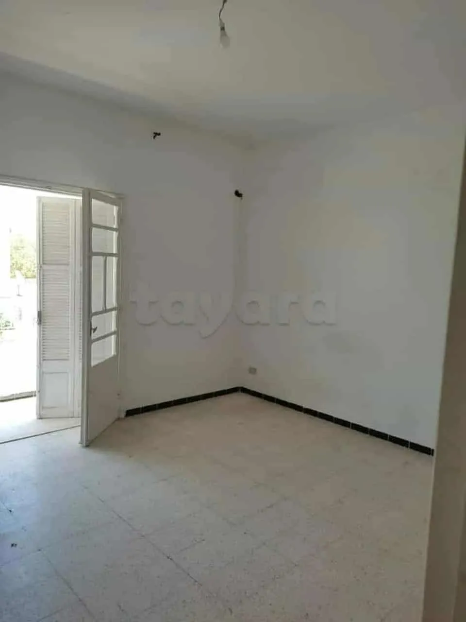 un appartements s+2 vide au 1er étage a louer situé a bardo prés de route x