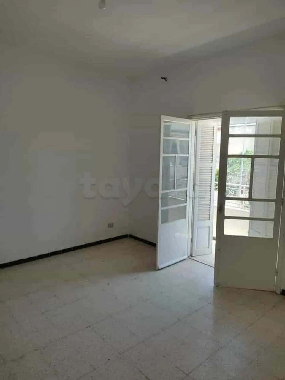 un appartements s+2 vide au 1er étage a louer situé a bardo prés de route x