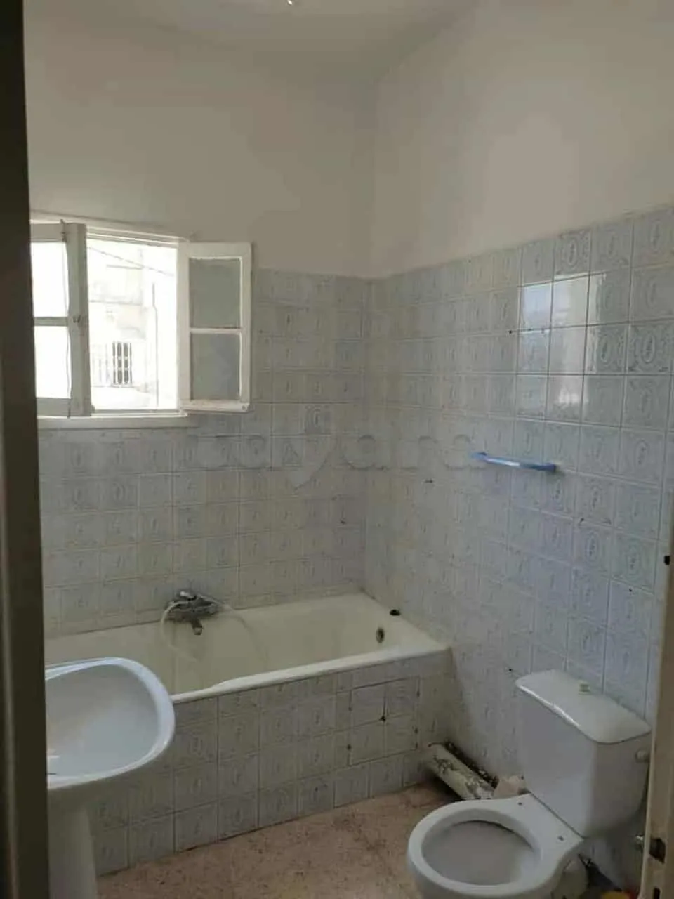 un appartements s+2 vide au 1er étage a louer situé a bardo prés de route x