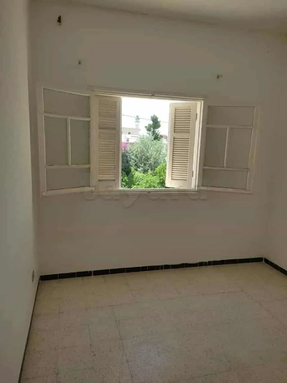un appartements s+2 vide au 1er étage a louer situé a bardo prés de route x