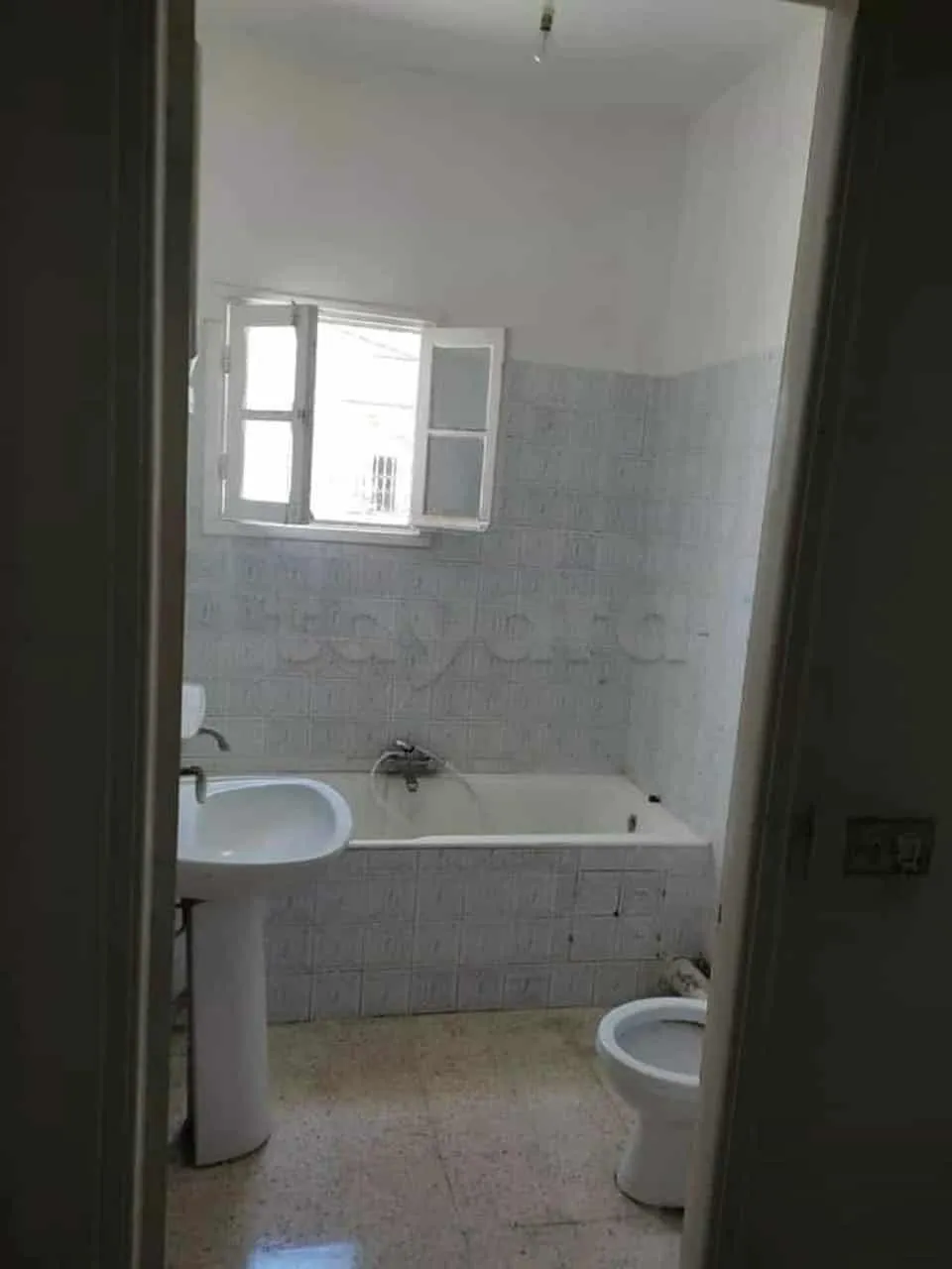 un appartements s+2 vide au 1er étage a louer situé a bardo prés de route x
