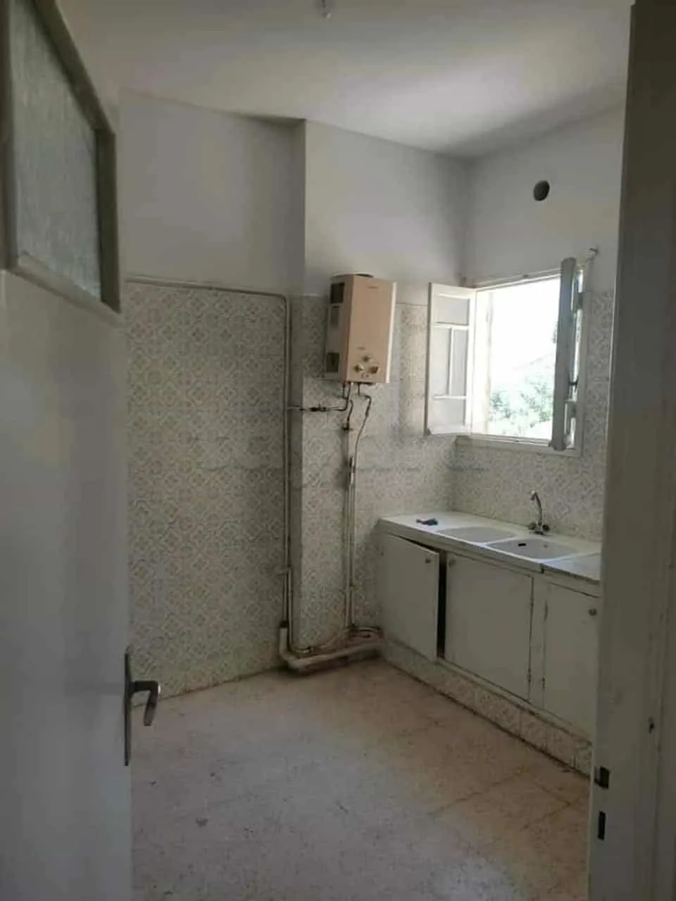 un appartements s+2 vide au 1er étage a louer situé a bardo prés de route x