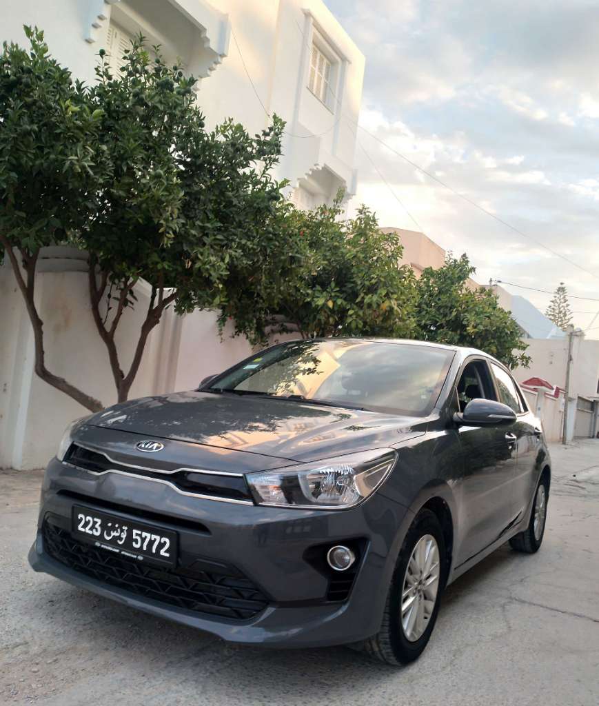 KIA RIO NEUF PREMIERE MAIN 
