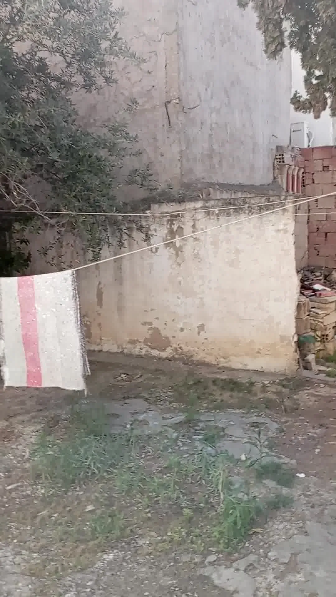 حي الخضراء طابق أرضي س2 في مسلك فردي فيه ماء و ضو 
