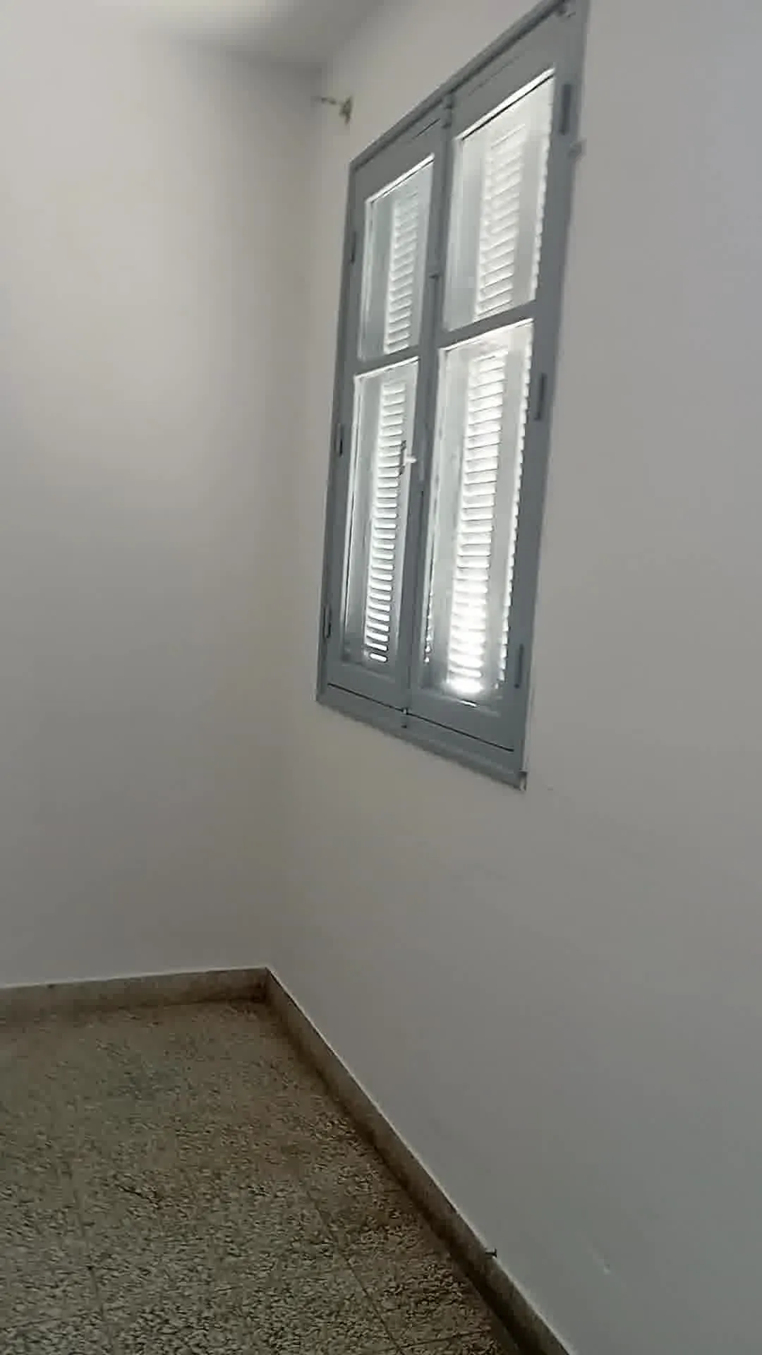 حي الخضراء طابق أرضي س2 في مسلك فردي فيه ماء و ضو 