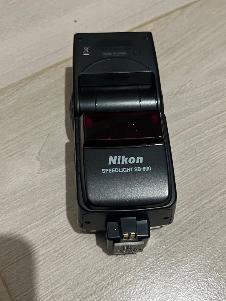 Nikon D300s + objectif 18/200 VR +Flash SB600+ saccoche