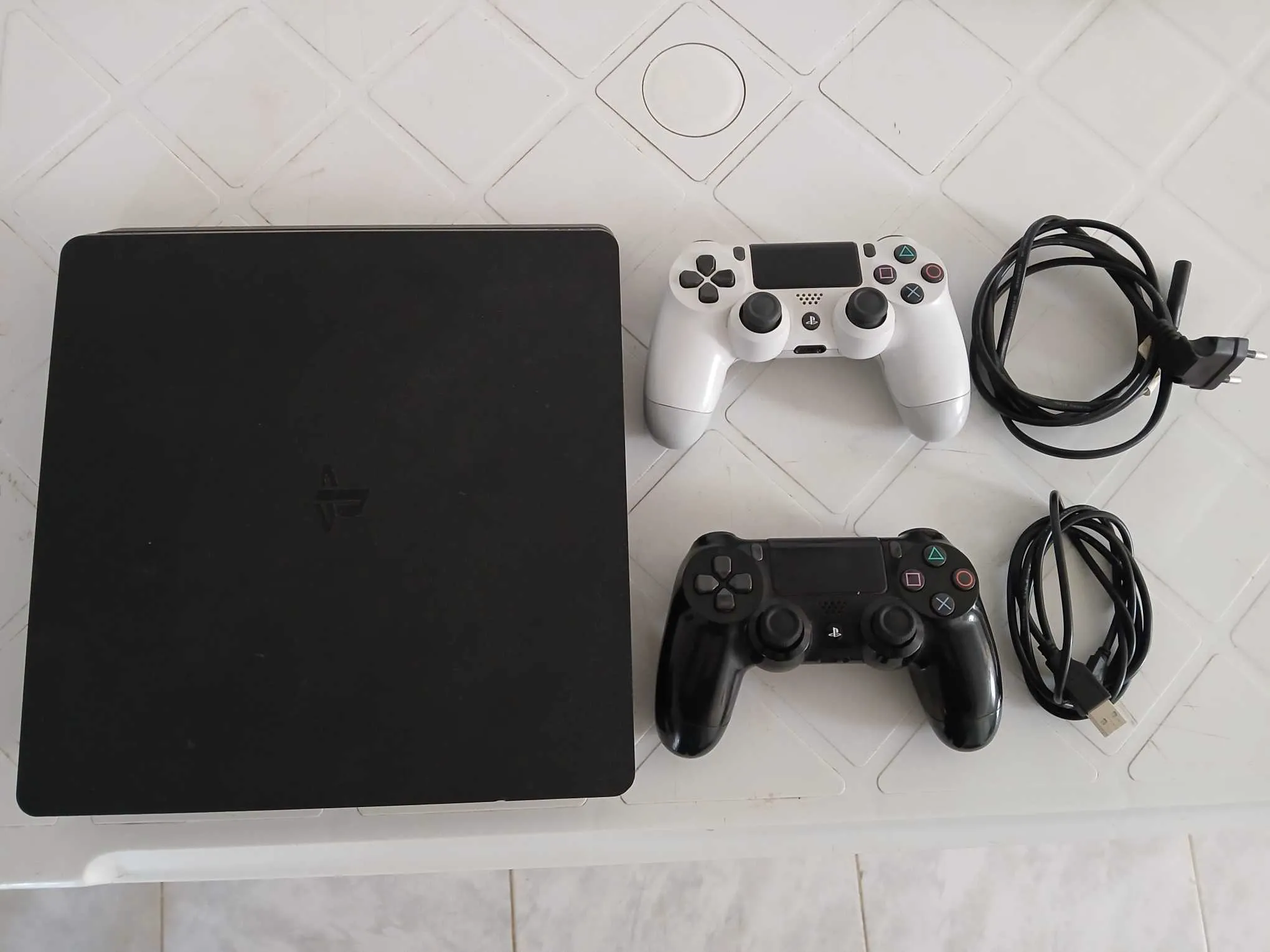 PS4 Slim Patché+ stockage 1To+ 16 jeux installés+ 2 manettes V2 sans fils+ trés bon état