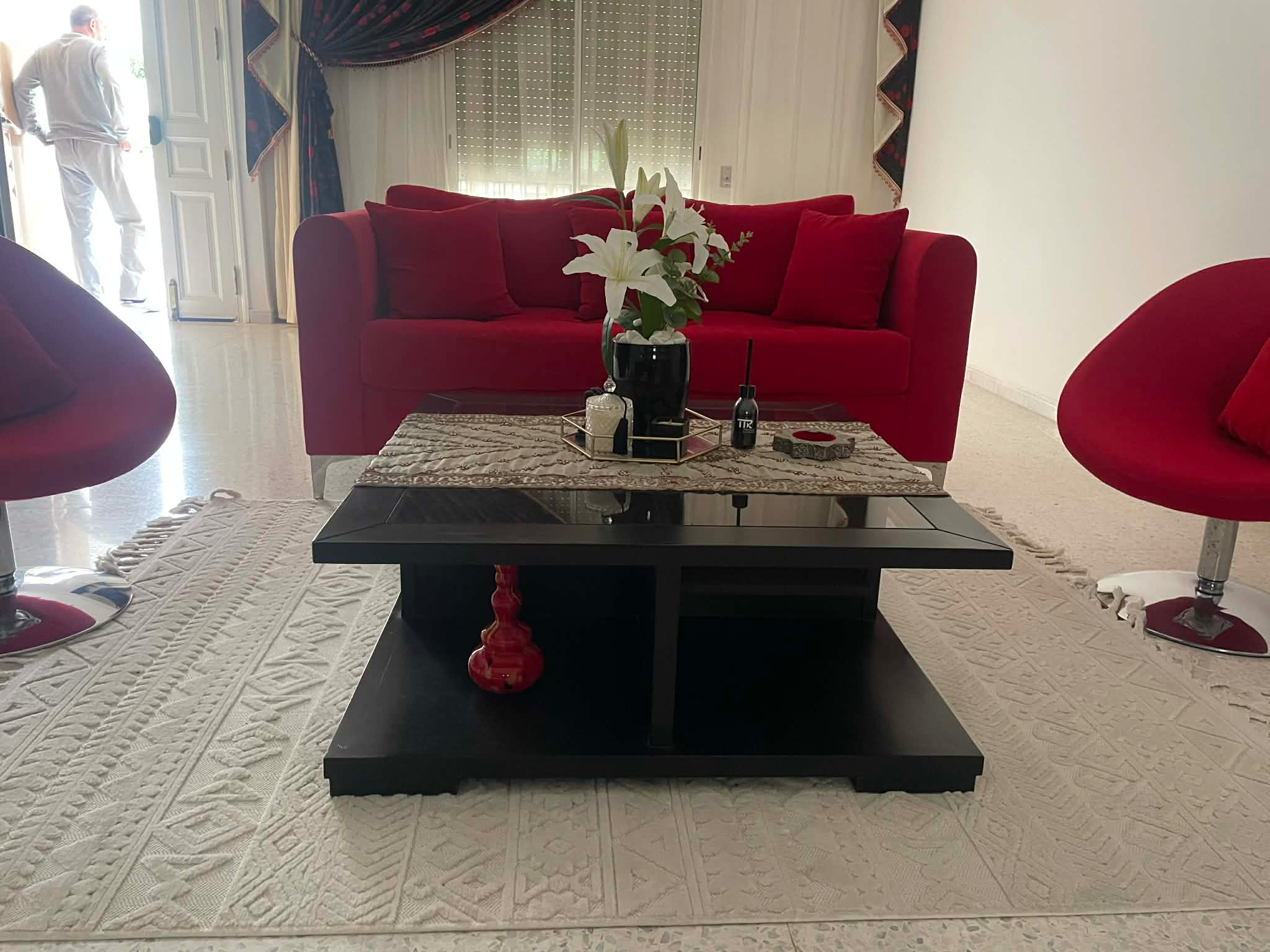 Salon moderne à vendre, en très bon état.