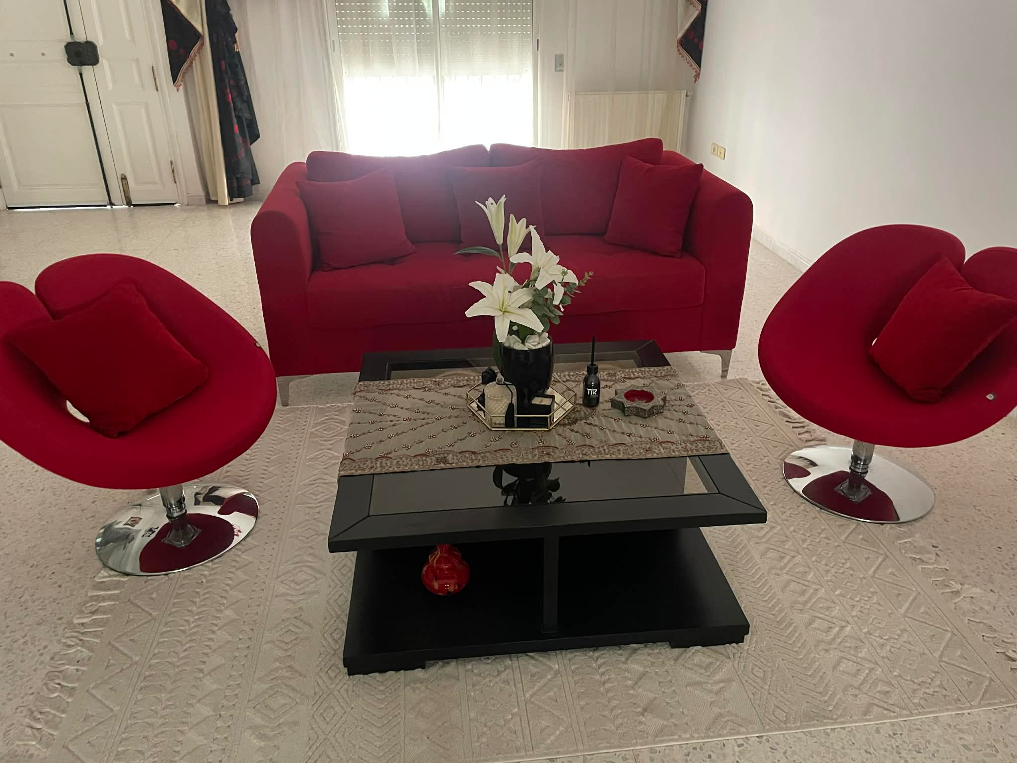 Salon moderne à vendre, en très bon état.