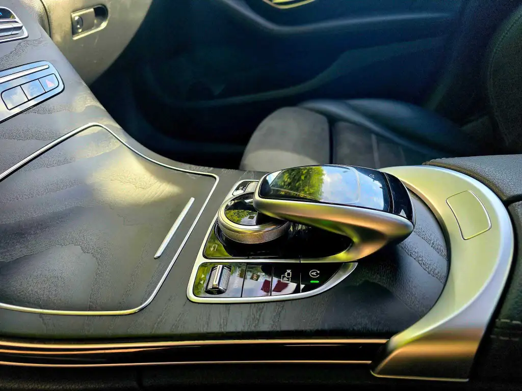 Mercedes C200 2020/08 60.000kmđ©đȘ
âïž on accepte l Ă©change des voitures