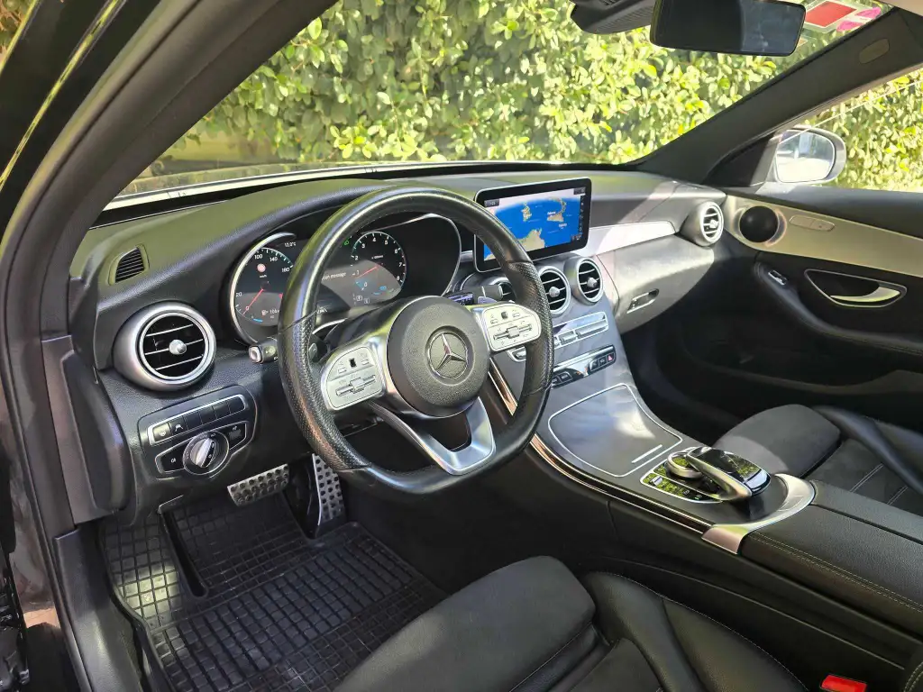 Mercedes C200 2020/08 60.000kmđ©đȘ
âïž on accepte l Ă©change des voitures