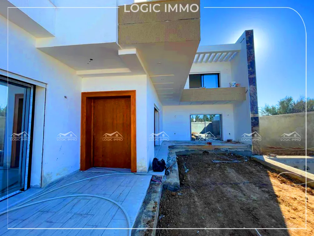 Nous vous proposons à la vente une Villa S+4 située à sidi hamed Hammamet 