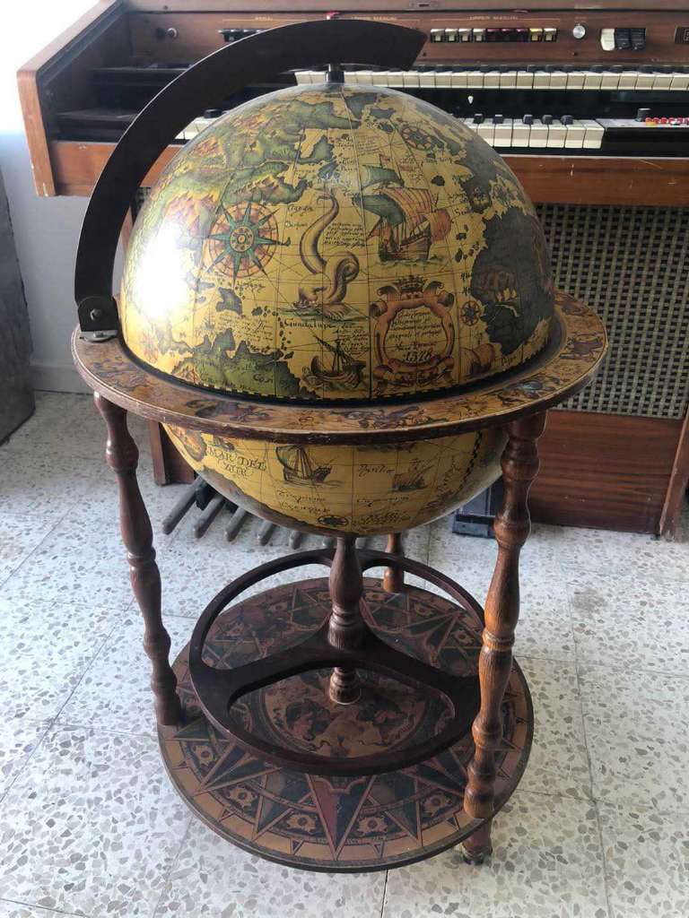 Globe bar sur roulette italien