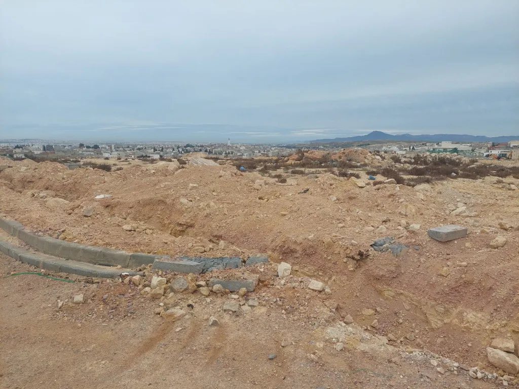 Terrain AFH de 581 m² à Hnéya 1 – Mhamdia, situé sur une colline avec une vue ouverte.