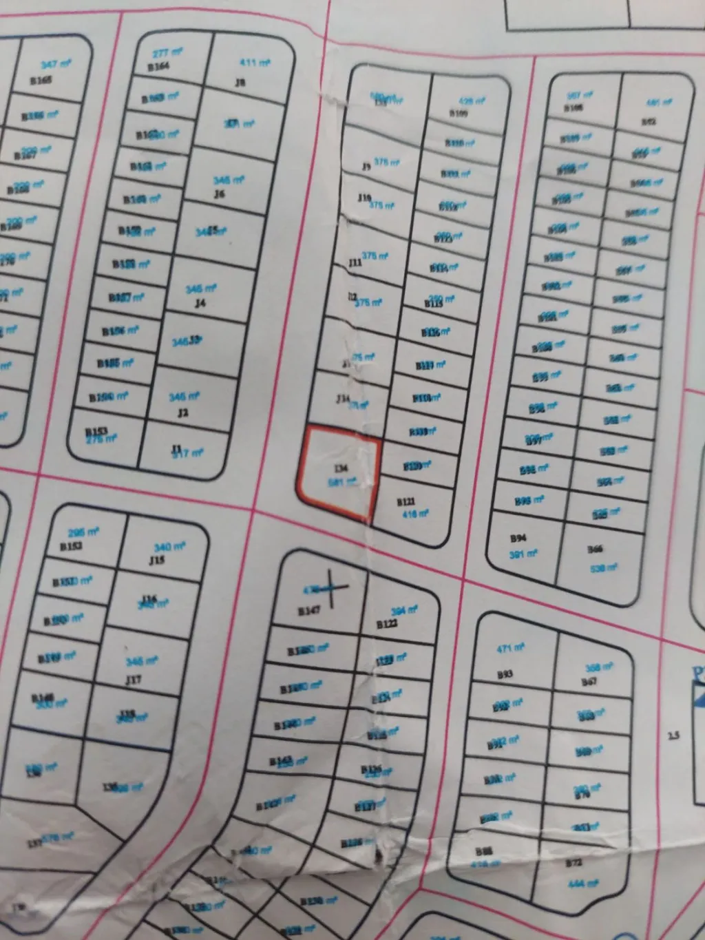 Terrain AFH de 581 m² à Hnéya 1 – Mhamdia, situé sur une colline avec une vue ouverte.