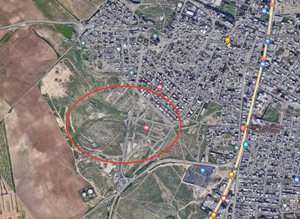 Terrain AFH de 581 m² à Hnéya 1 – Mhamdia, situé sur une colline avec une vue ouverte.