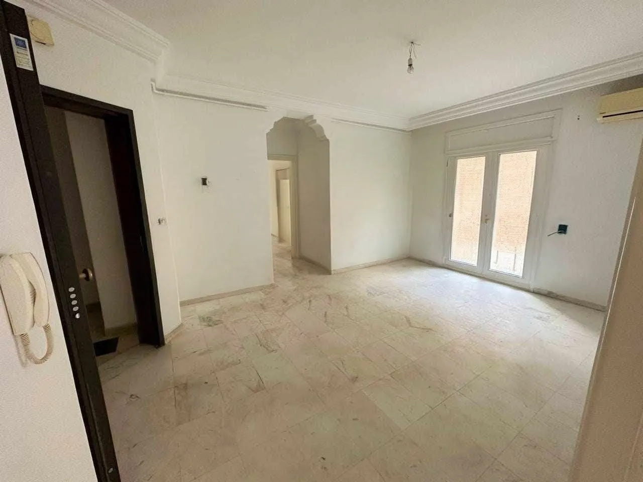 A vendre Appartement S1 aouina cité wahat avec place parking sous-sol