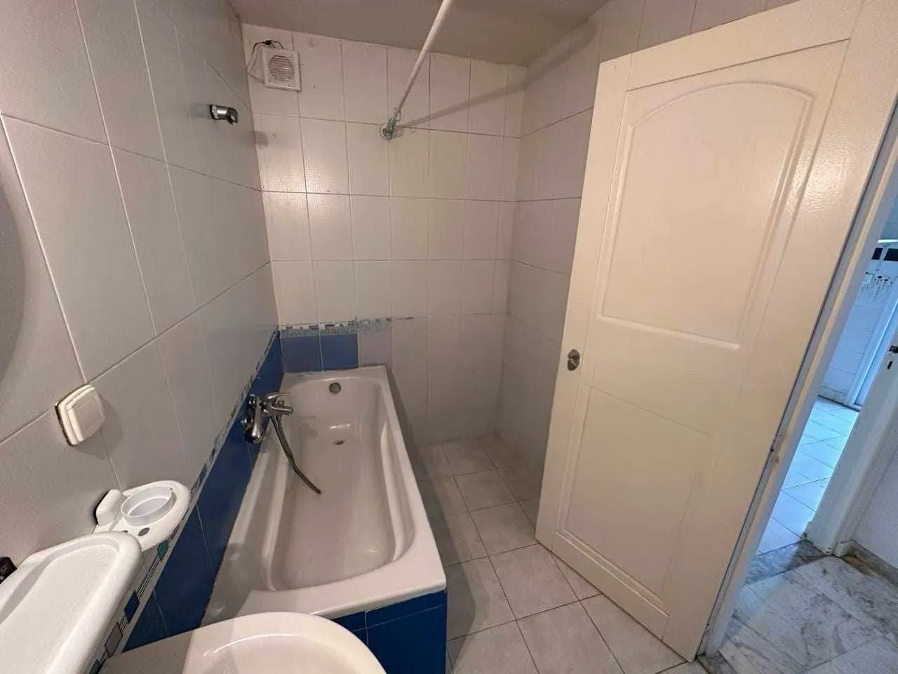 A vendre Appartement S1 aouina cité wahat avec place parking sous-sol