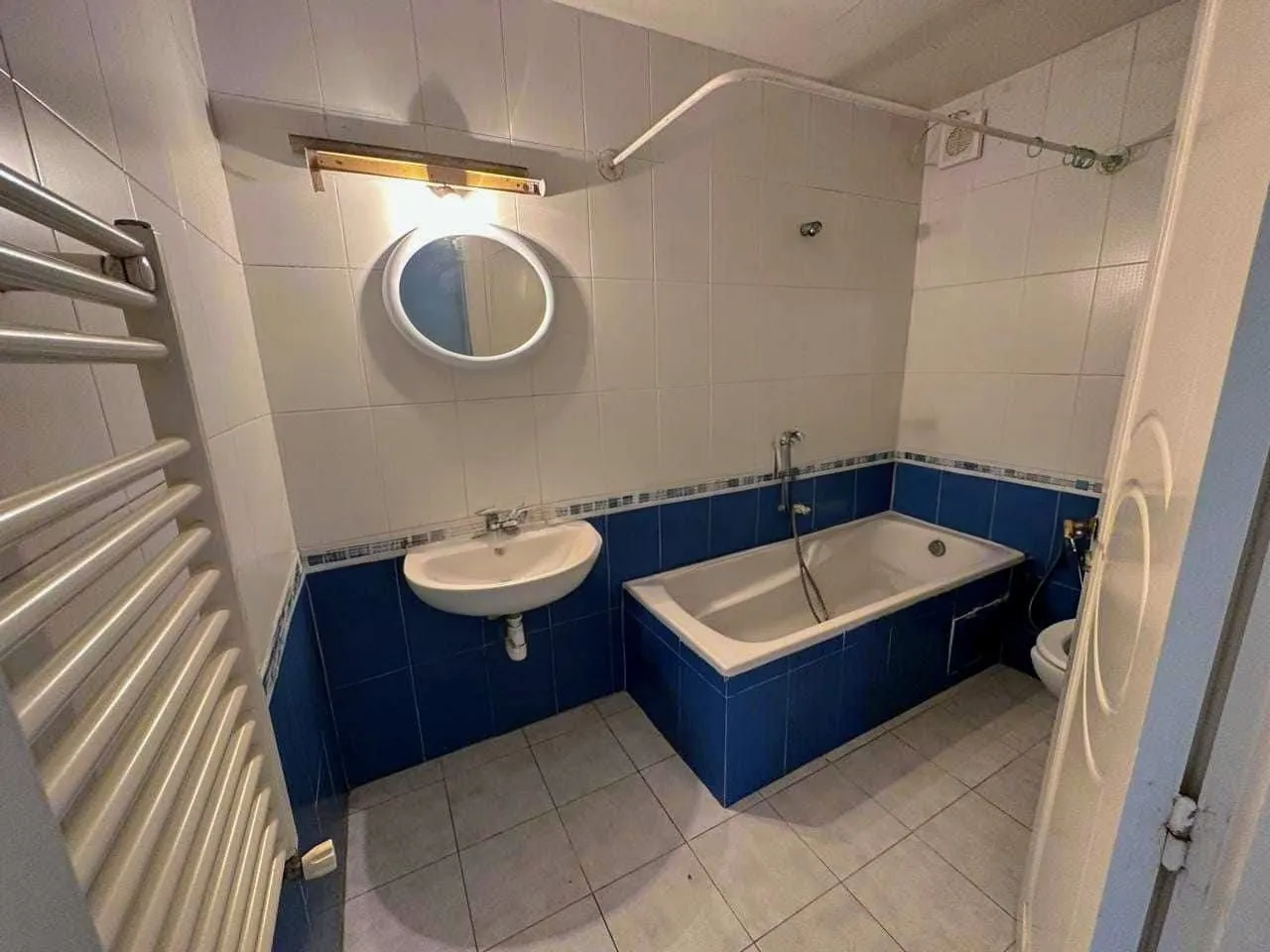 A vendre Appartement S1 aouina cité wahat avec place parking sous-sol