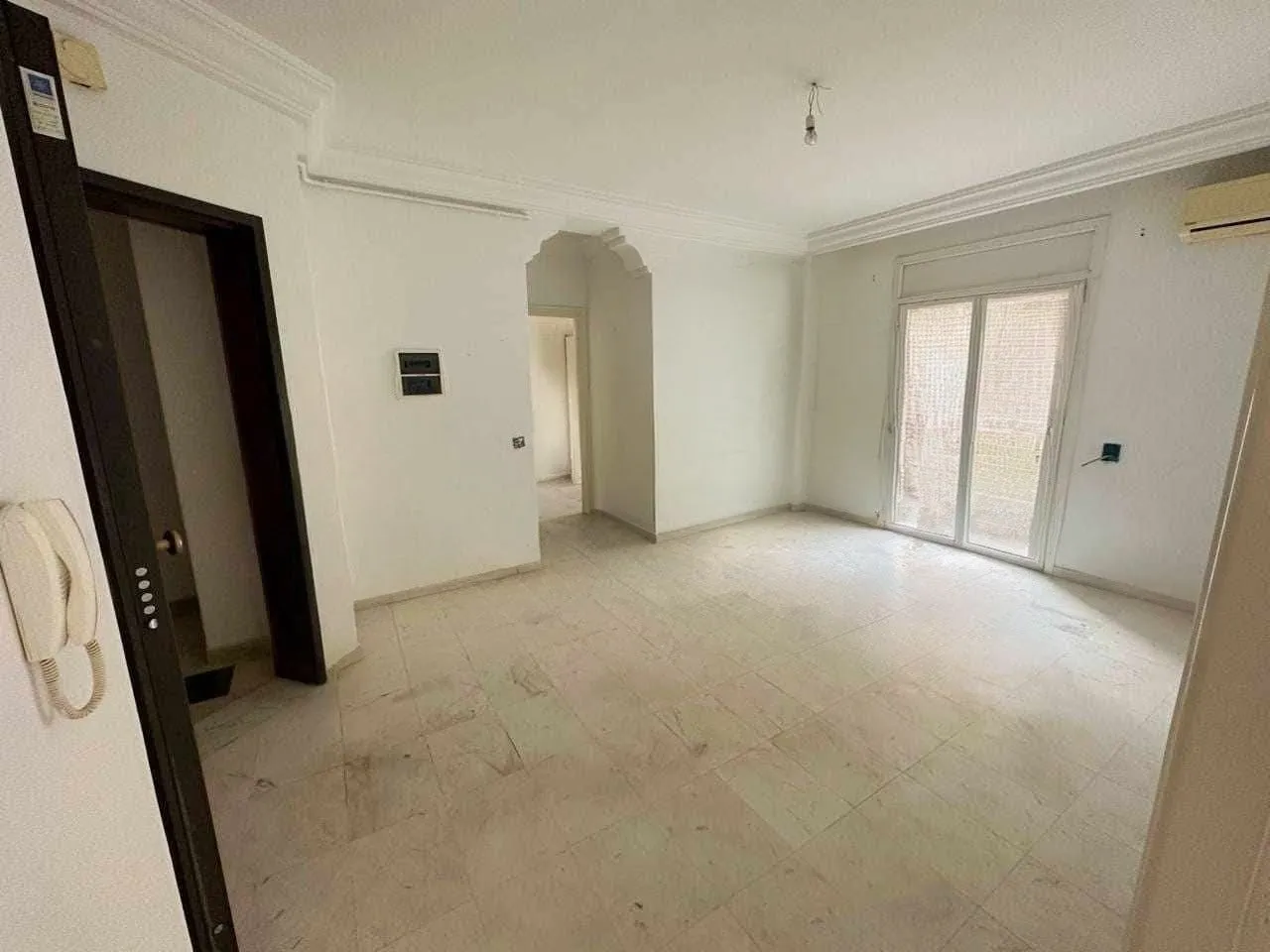 A vendre Appartement S1 aouina cité wahat avec place parking sous-sol