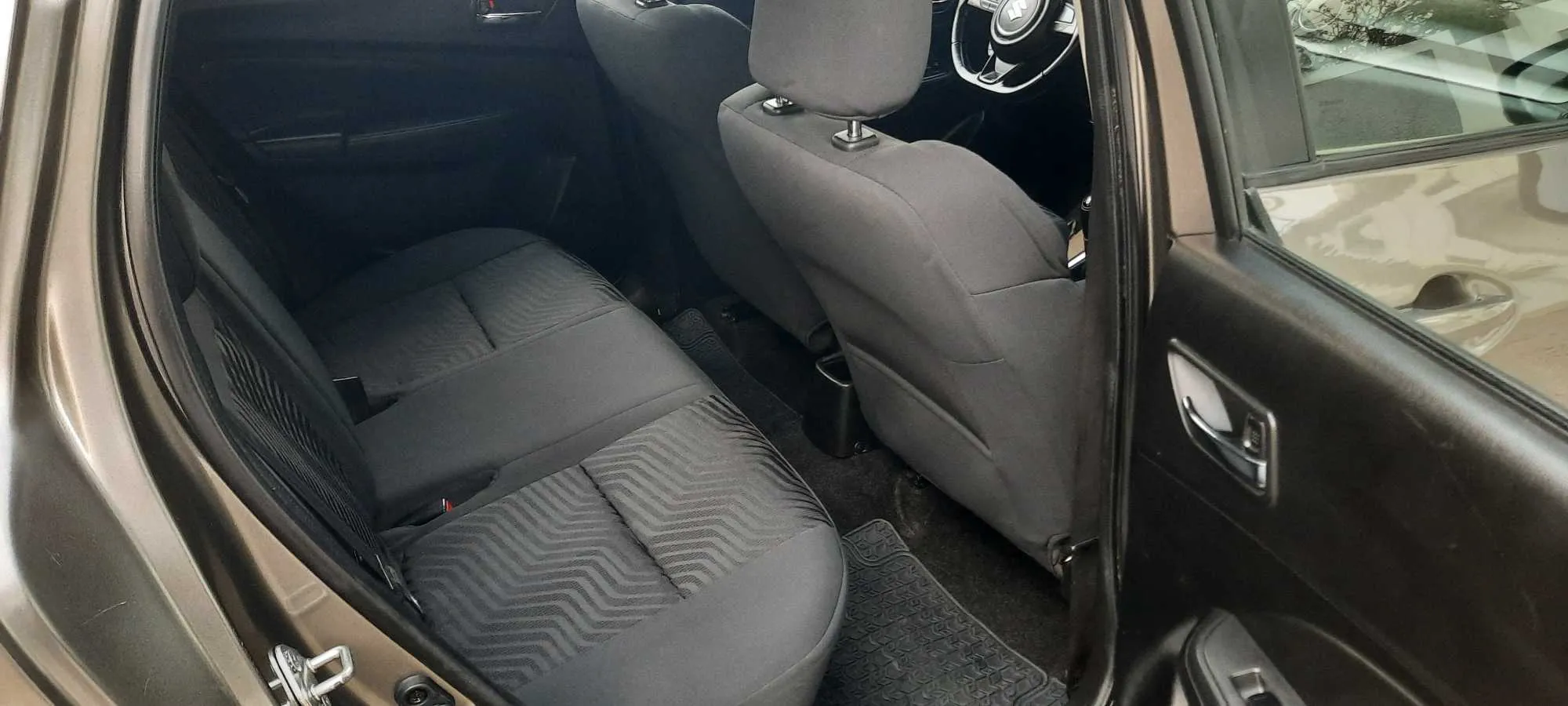 Suzuki swift 4cylindres 5cv essence 1.2L km :86000 Tl:28431642