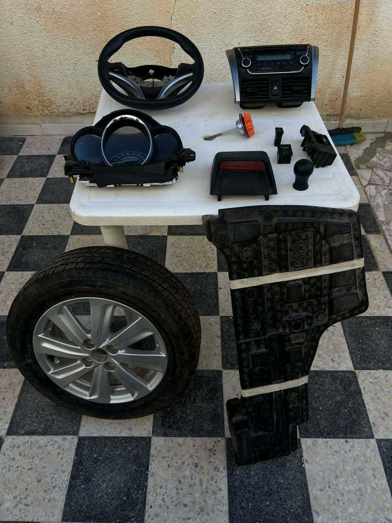 Salon. Toyouta Yaris قطع غيار و