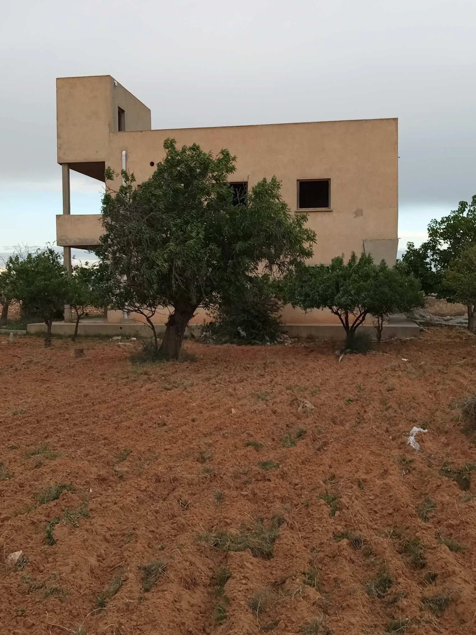 Terrain à vendre avec une villa inachevée de deux étages séparés 