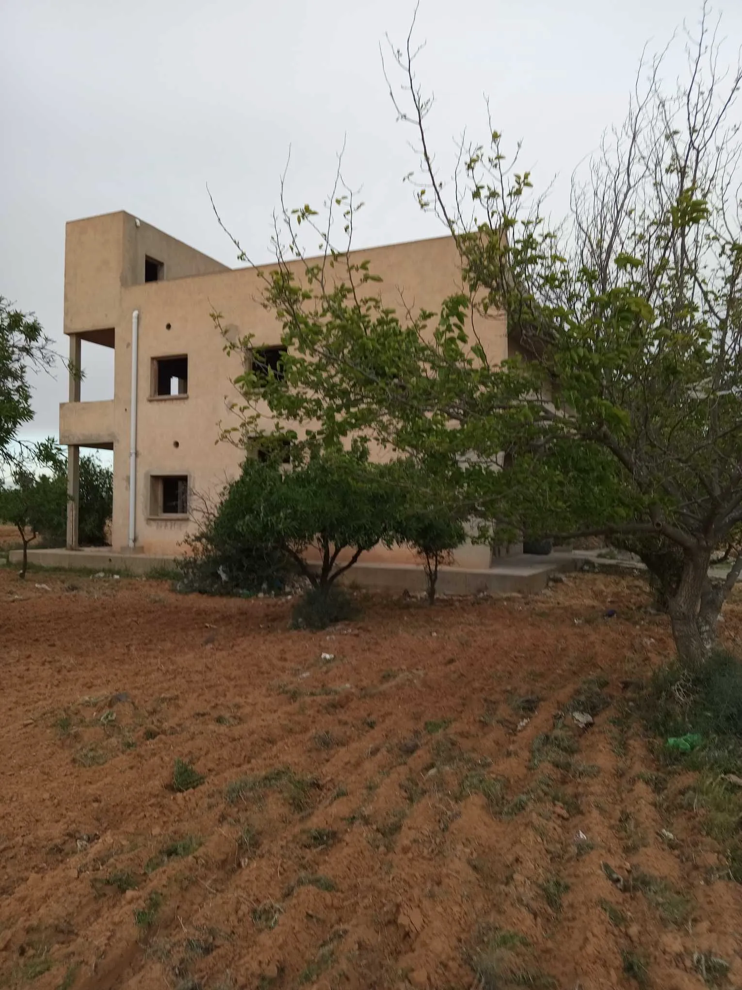 Terrain à vendre avec une villa inachevée de deux étages séparés 