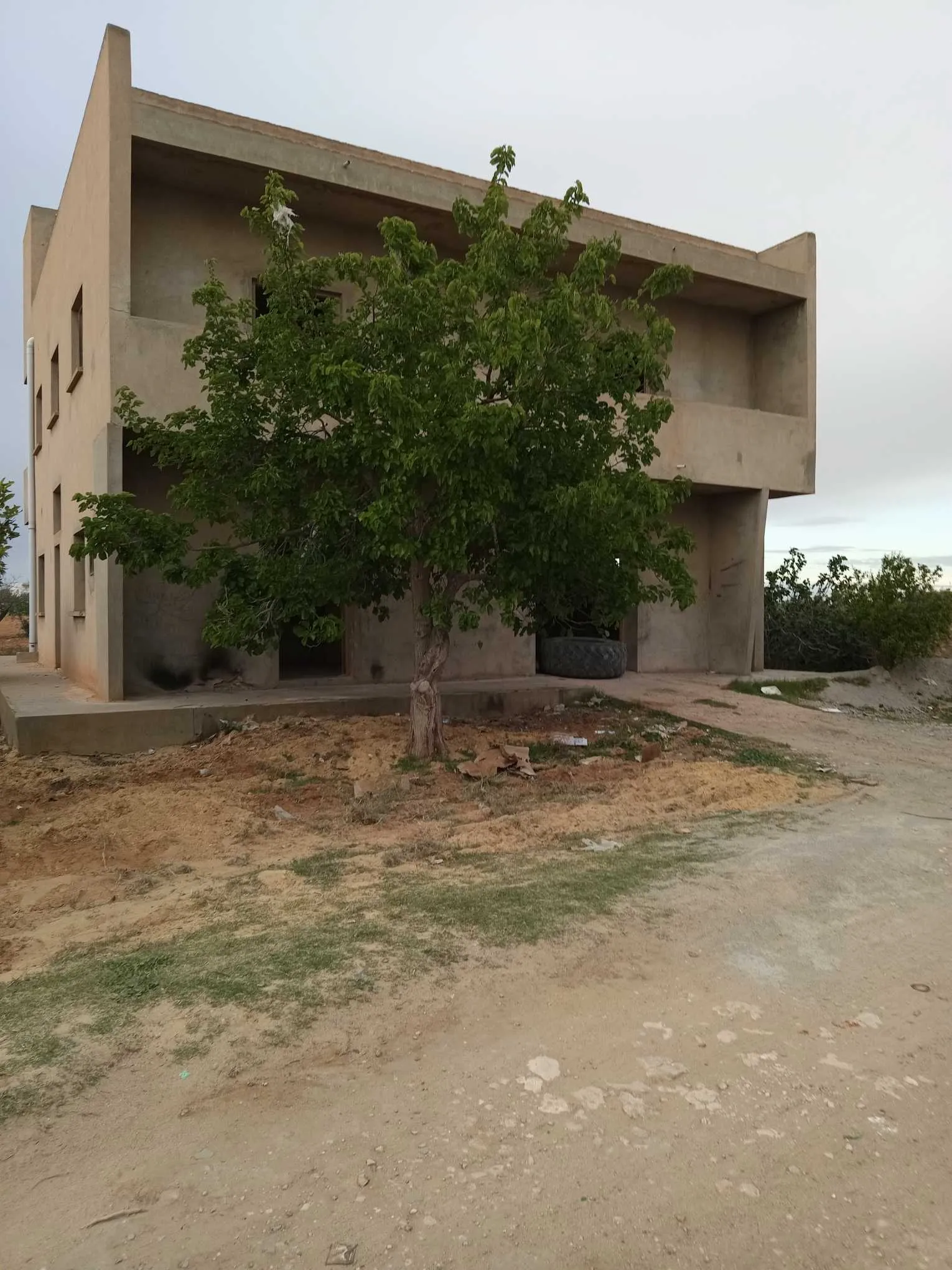 Terrain à vendre avec une villa inachevée de deux étages séparés 