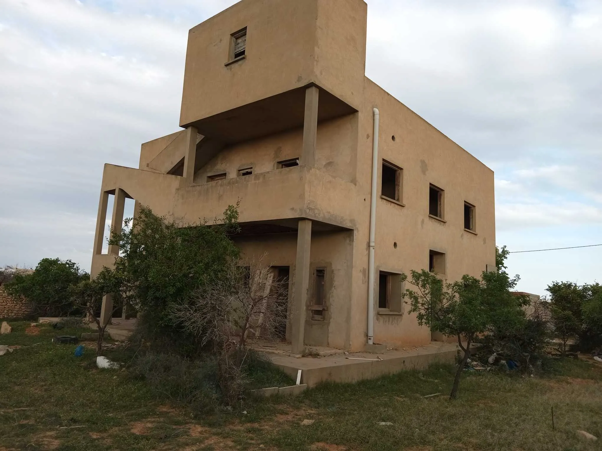 Terrain à vendre avec une villa inachevée de deux étages séparés 