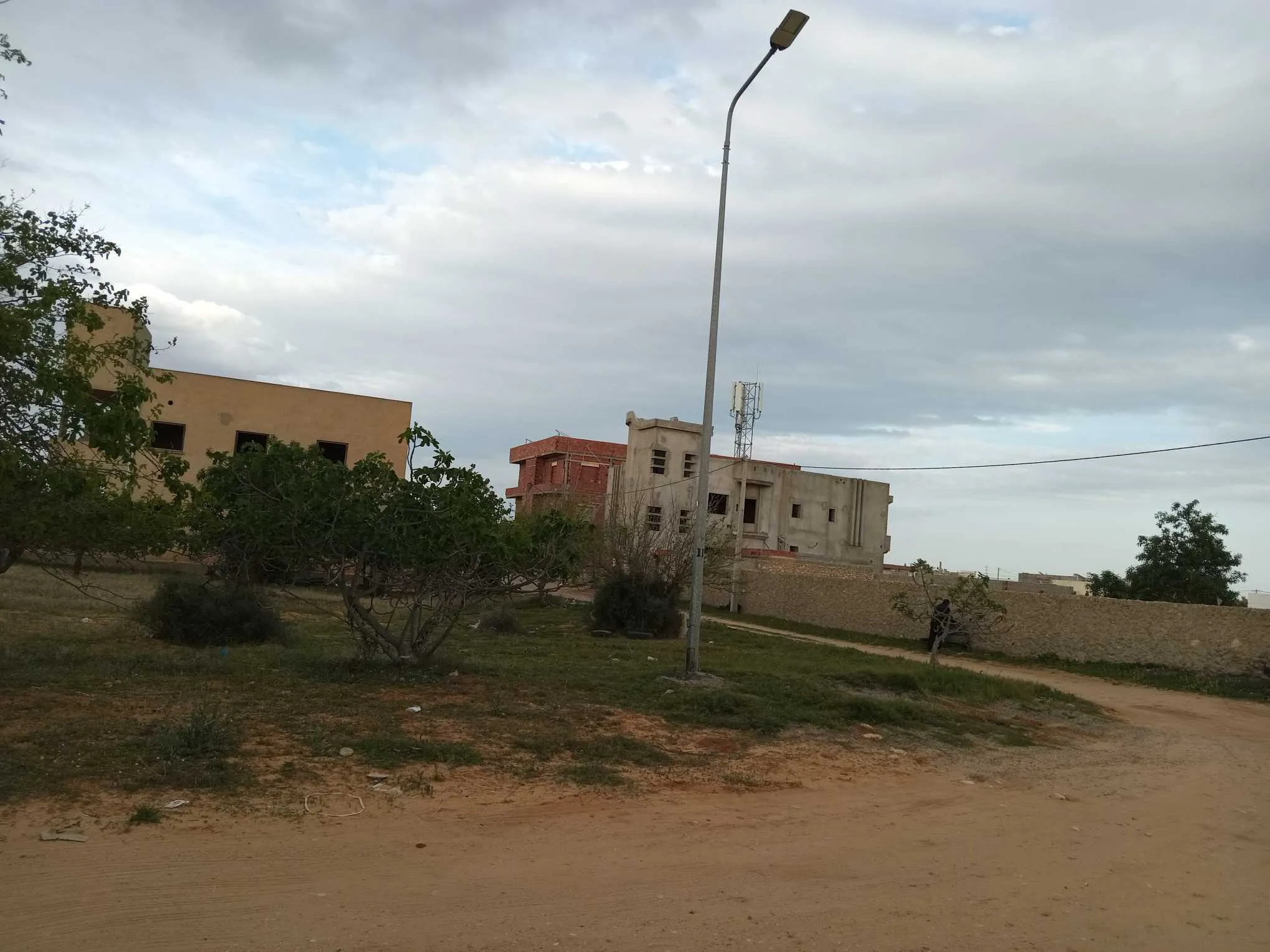 Terrain à vendre avec une villa inachevée de deux étages séparés 