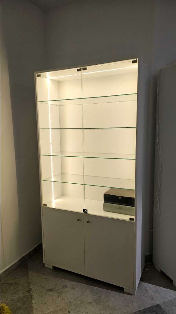 Armoire vitrine avec éclairage LED 