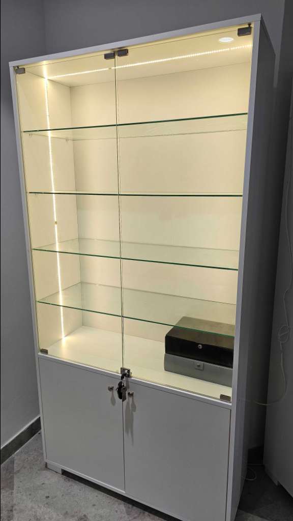 Armoire vitrine avec éclairage LED 