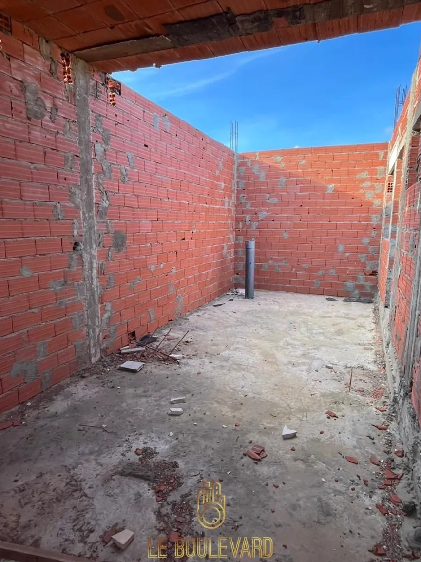 A vendre terrain double façades avec structure à ceinture Mrezga 