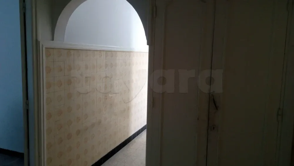 un appartement s+3 vide au 2éme étage (sans ascenseur) a louer a cité khadhra prés de mosquée rahma