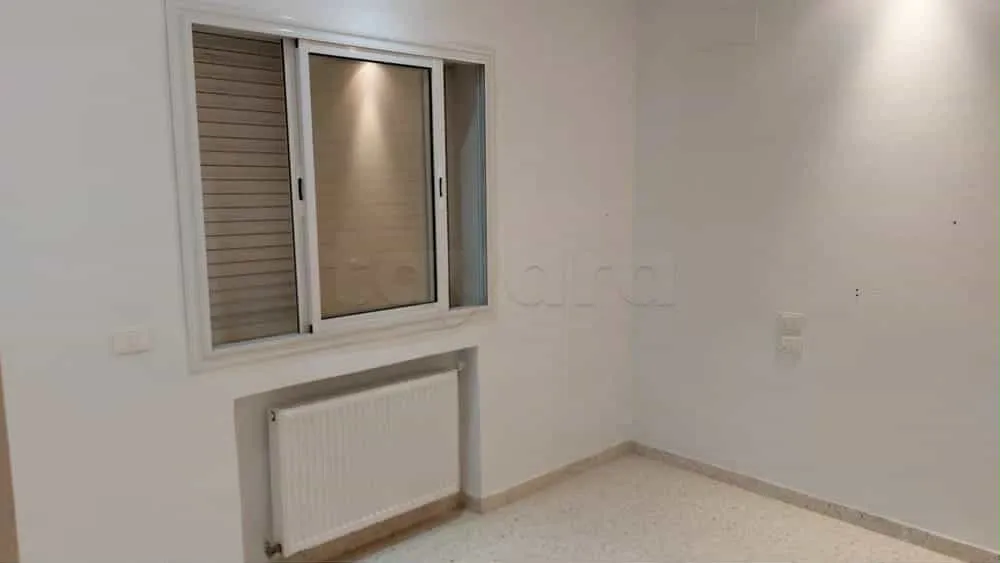 un appartement s+2 vide au 2éme étage a louer situé a Bardo Cité Skik Prés de Bank Dam