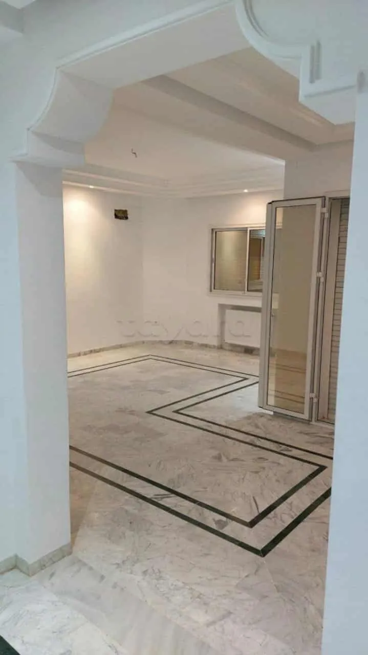 un appartement s+2 vide au 2éme étage a louer situé a Bardo Cité Skik Prés de Bank Dam