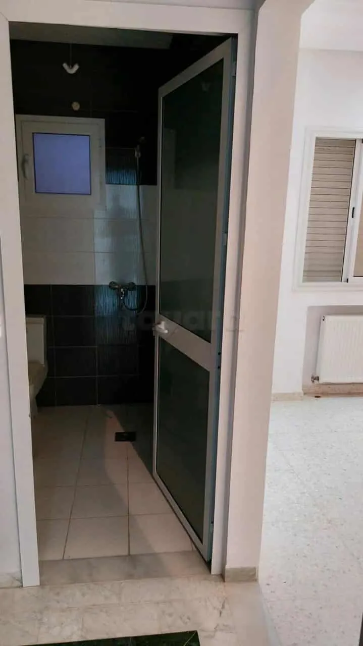 un appartement s+2 vide au 2éme étage a louer situé a Bardo Cité Skik Prés de Bank Dam