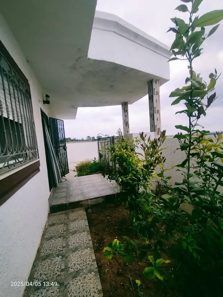 a vendre une maison avec un studio indépendant