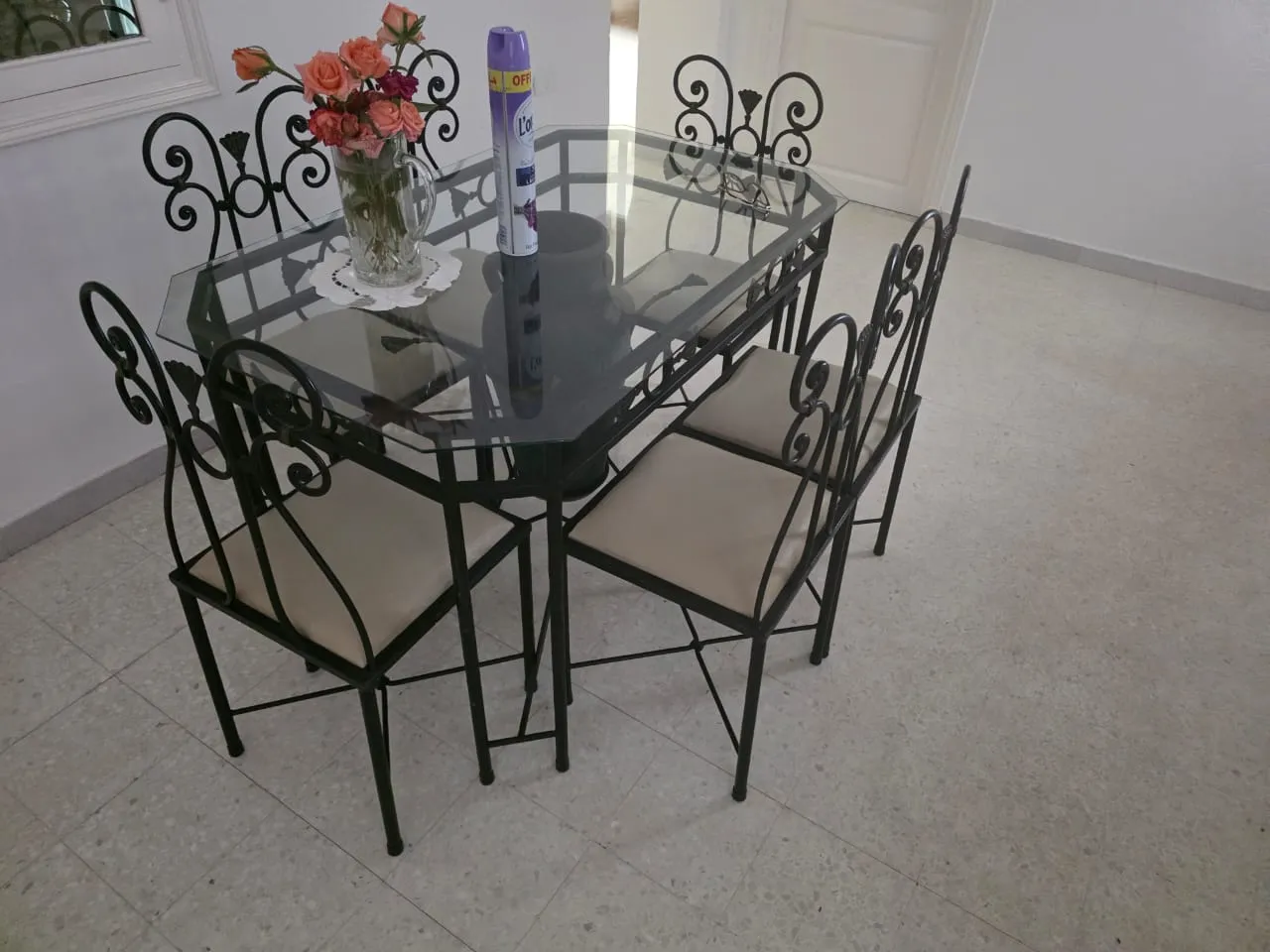 Table en fer forgé avec plateau en verre + 6 chaises assorties