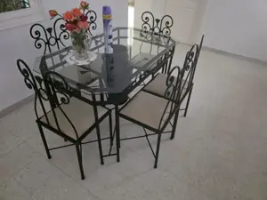 Table en fer forgé avec plateau en verre + 6 chaises assorties