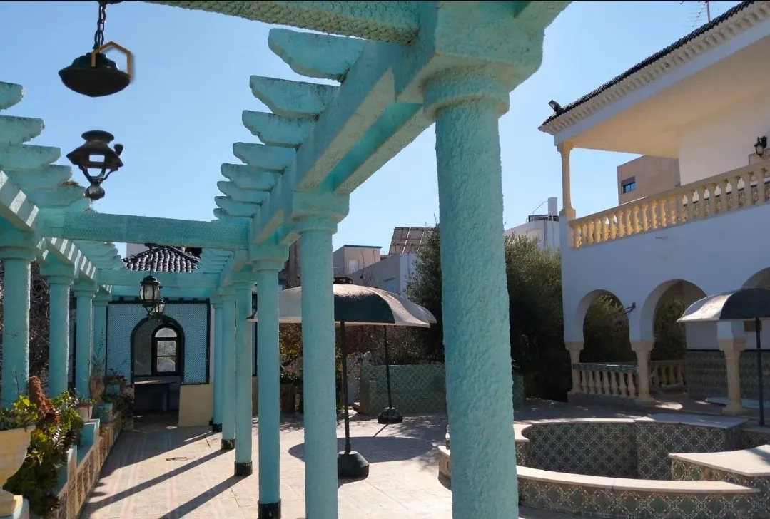 villa s+2 4000 m² à Chott Meriem 