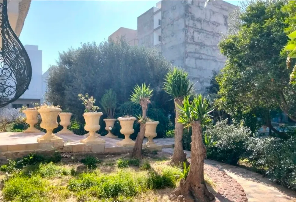 villa s+2 4000 m² à Chott Meriem 