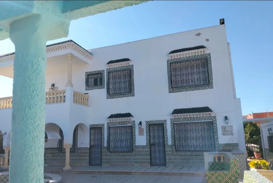 villa s+2 4000 m² à Chott Meriem 
