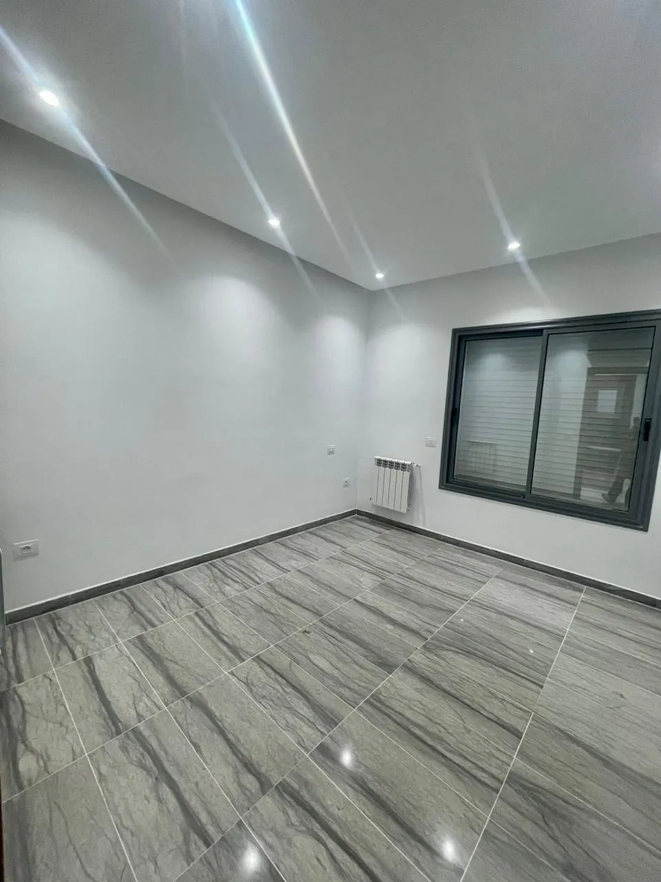  À LOUER | Appartement S+3  Jamais habité à  Ennaser 2