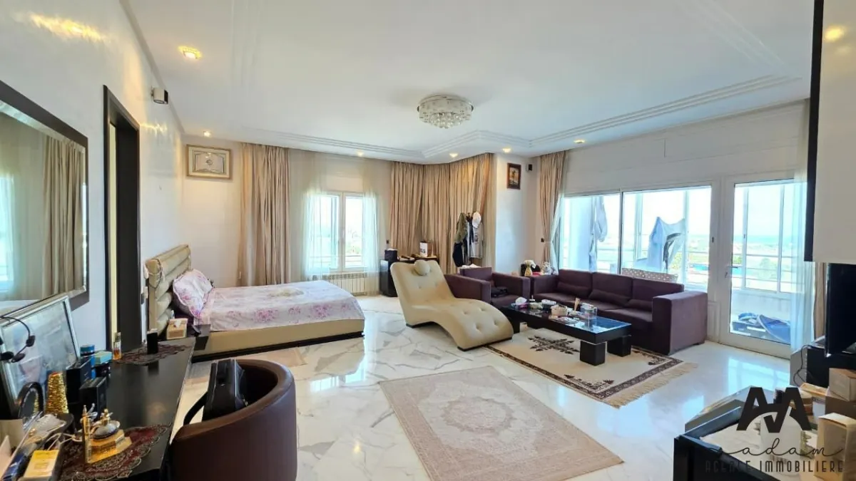 Penthouse S+3 de 366 m² avec Vue Mer à Mrezga