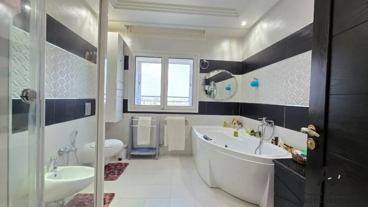 Penthouse S+3 de 366 m² avec Vue Mer à Mrezga