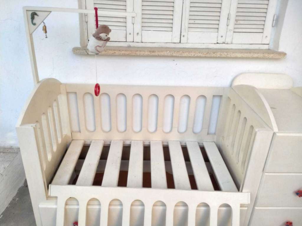 Lit bébé en bois massif 