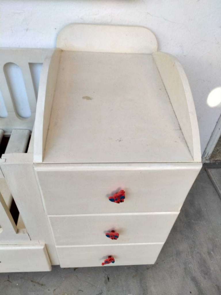 Lit bébé en bois massif 