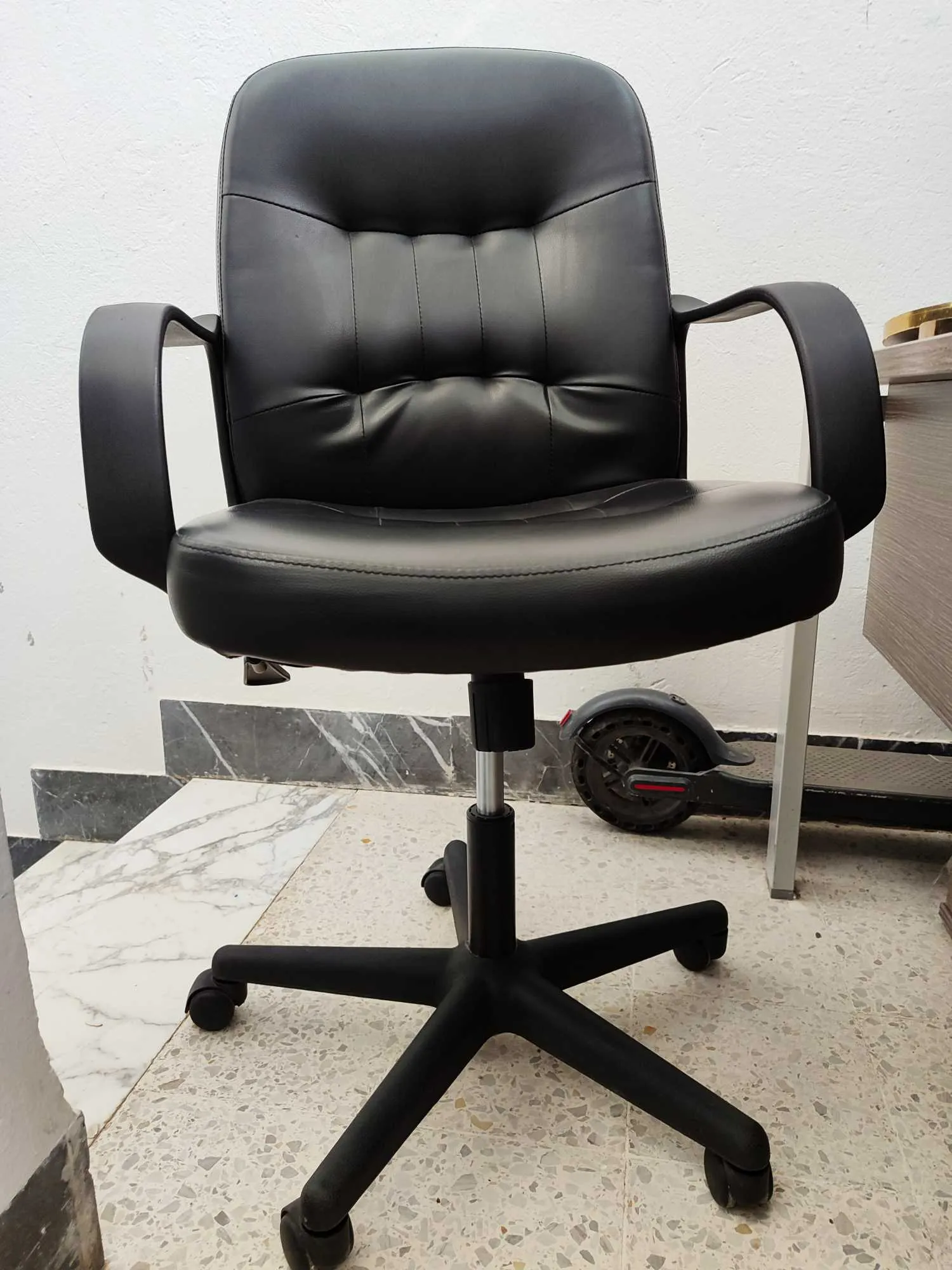 Chaise bureautique Simili Cuir - Noir